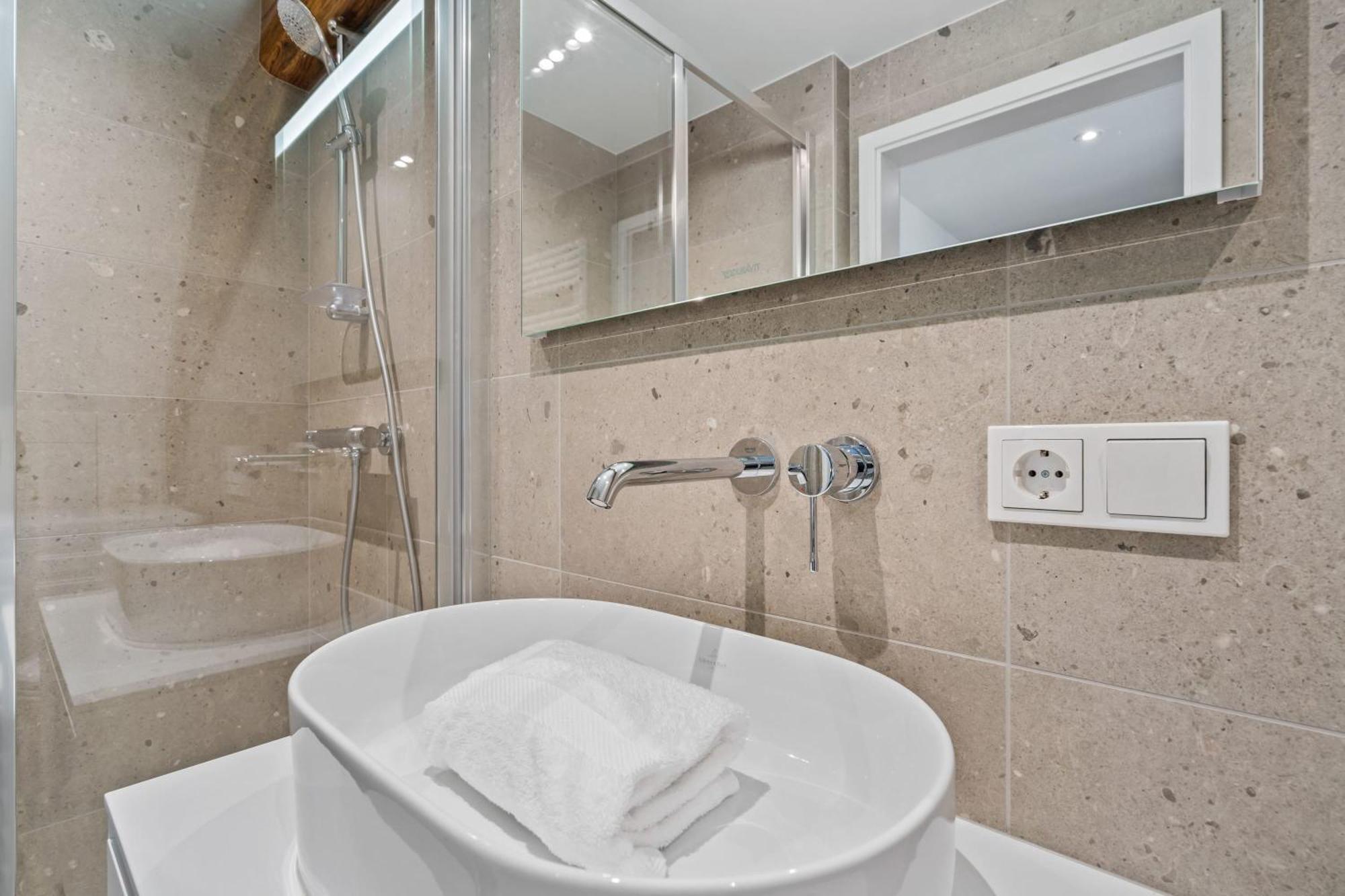 Elegant Clausen Apartment With King Bed & Wifi Luxemburg Exterior foto